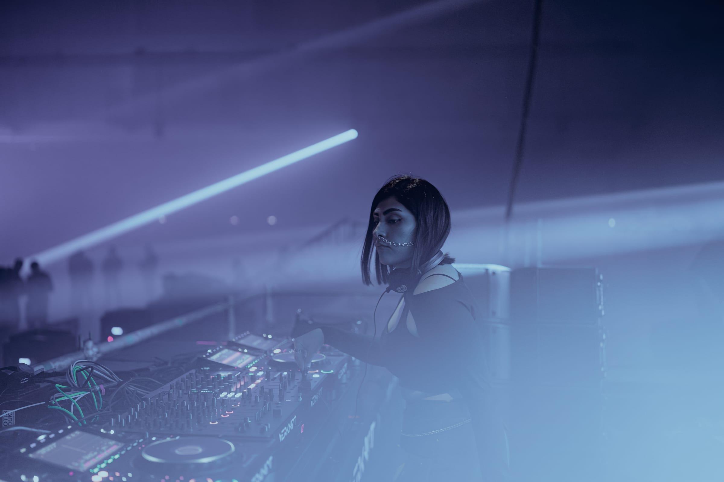 5OGOL mixing on CDJs under a single white beam