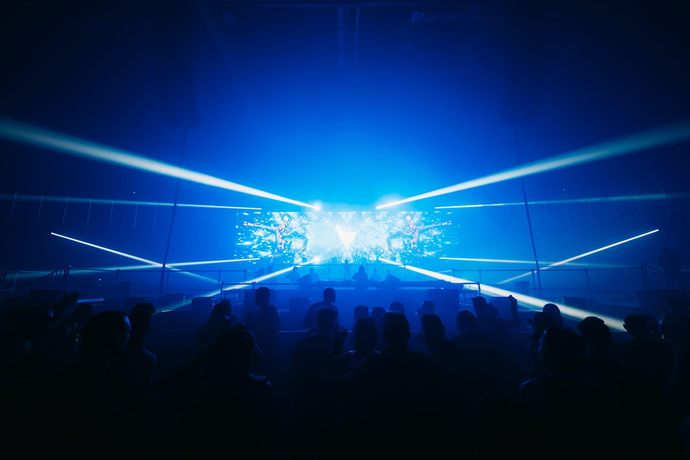 Verknipt Hungary crowd facing a wall of light