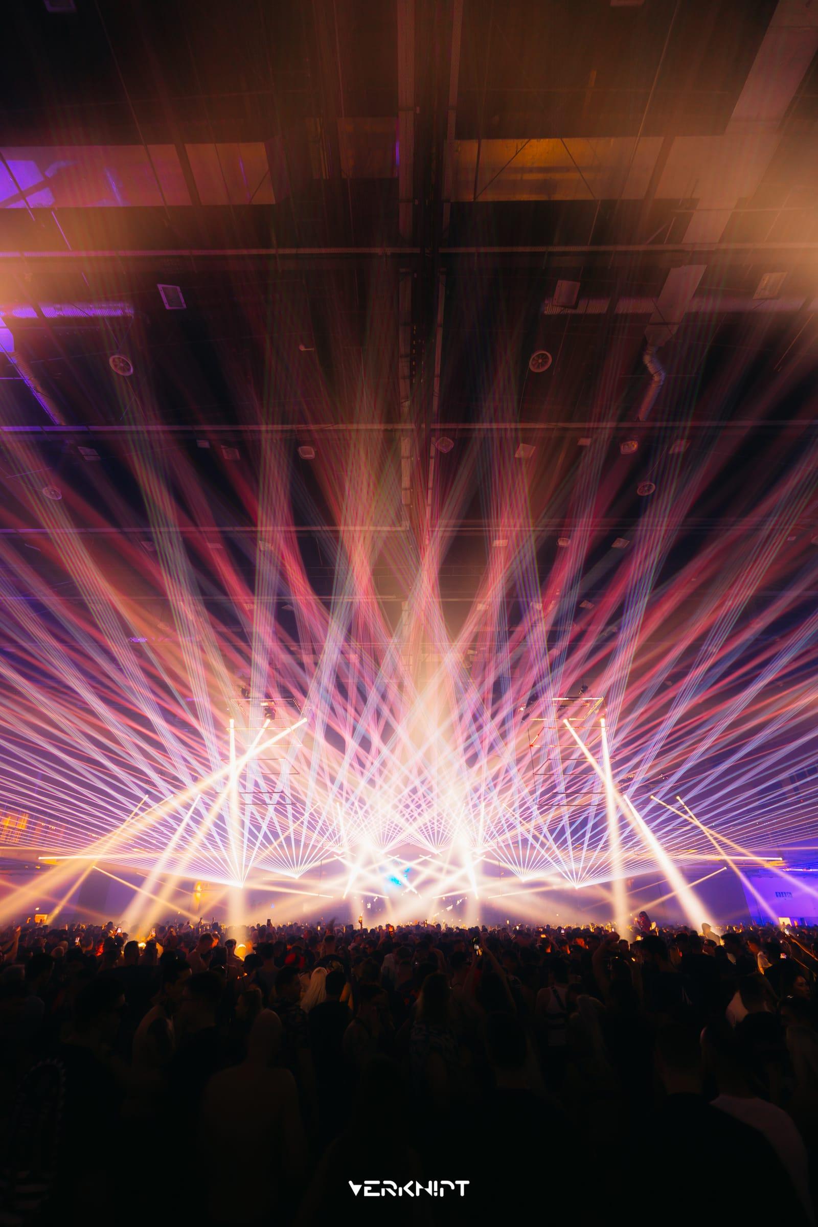Verknipt Hungary main stage: laser fans over a packed crowd