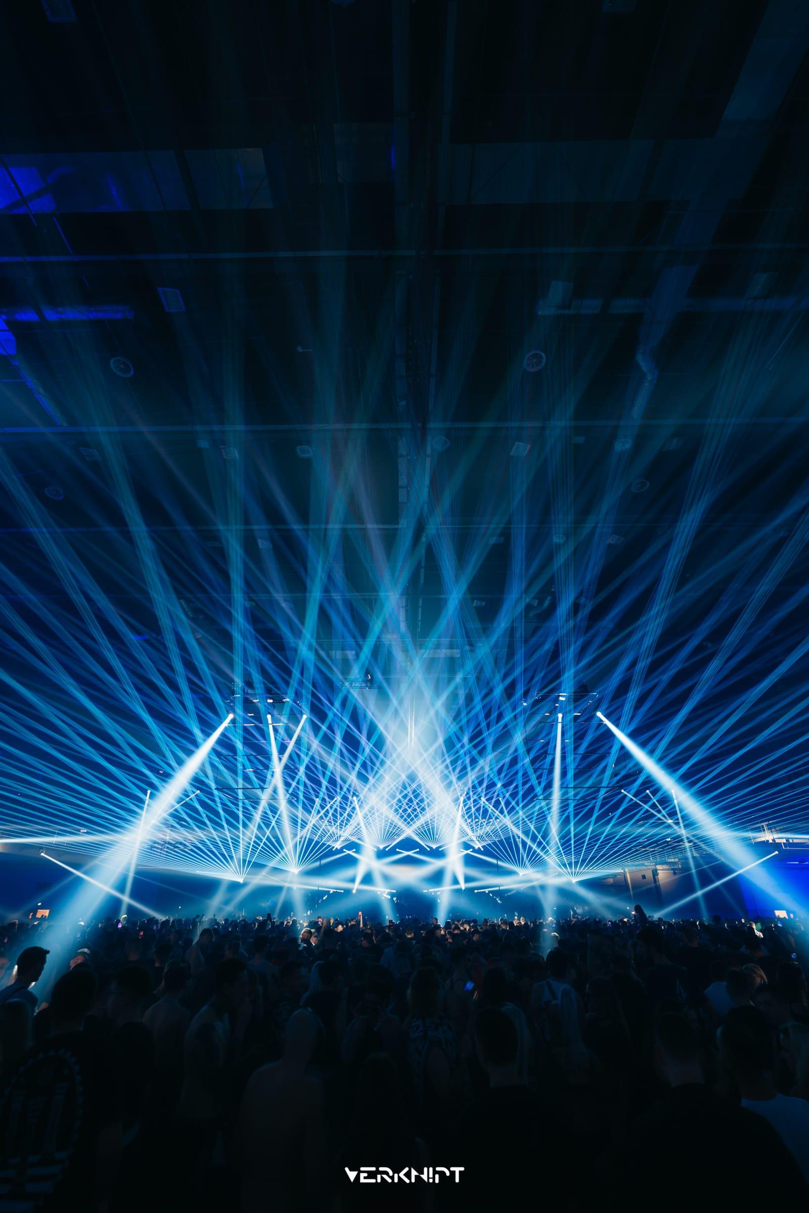 Verknipt Hungary: blue laser canopy over the dance floor